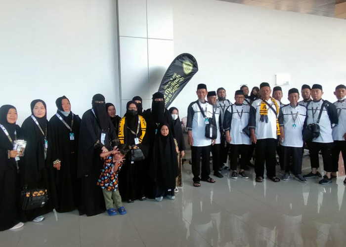39 Jemaah Haji Al Madinah Mutiara Sunnah Berangkat dari Bandara Juanda Menuju Tanah Suci