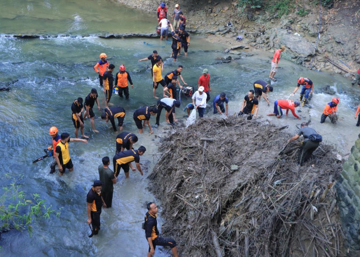 Polres Ngawi Gelar Aksi Indonesia Asri, Bersihkan Jembatan dan Sungai Guna Cegah Banjir
