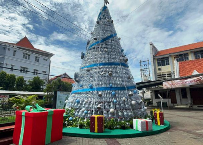 Pohon Natal dari Botol Bekas Hiasi Gereja Kepanjen, Simbol Kesederhanaan dan Peduli Lingkungan