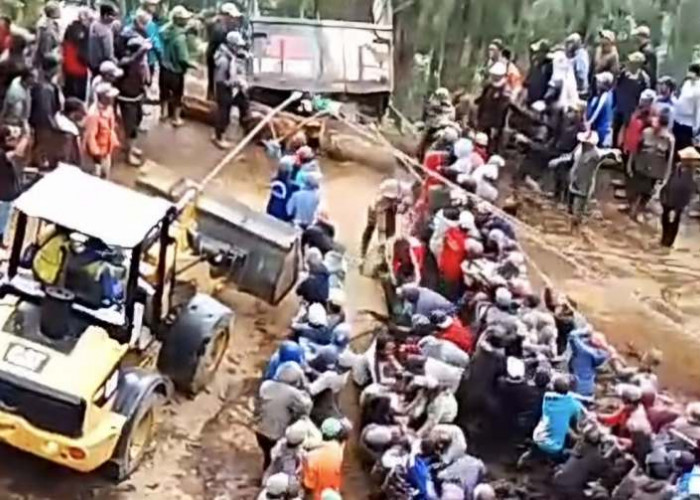 Warga Ngadiwono Pasuruan Gotong Royong Tarik Truk Terperosok Akibat Longsor