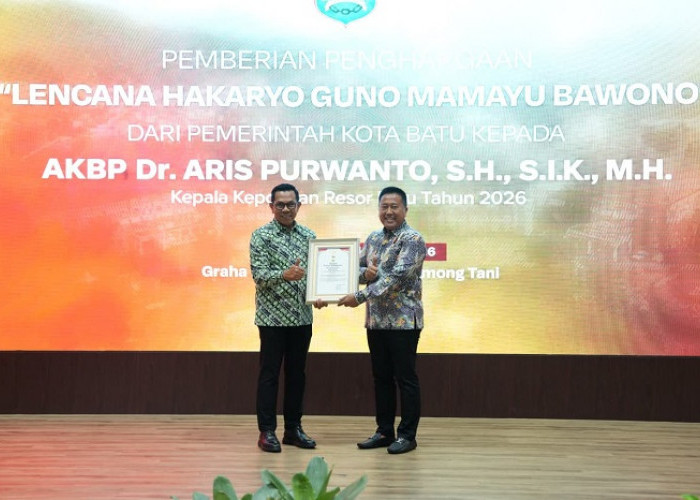 Wali Kota Batu Nurochman Anugerahkan Lencana Emas kepada AKBP Aris Purwanto