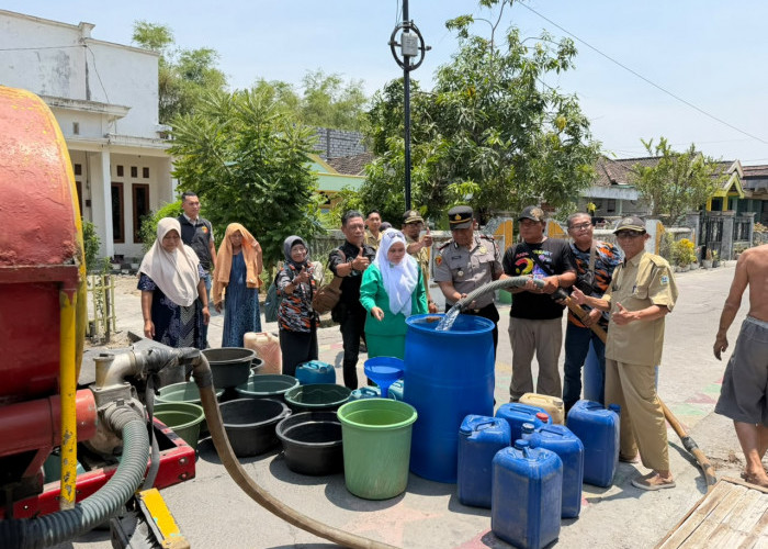 Wujud Kepedulian Sosial, Polsek Duduksampeyan Kirim Bantuan Air Bersih ke Desa Tumapel