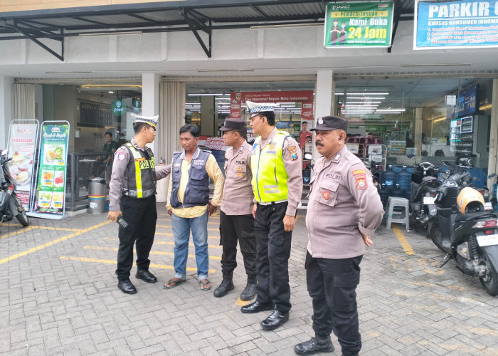 Polsek Sawahan Patroli Intensif di Minimarket, Antisipasi 3C dan Sosialisasi Call Center 110