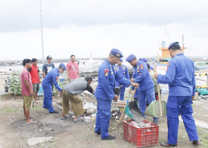 Satpolairud Polres Situbondo Sapu Bersih Sampah Laut