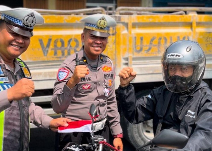 Sambut HUT Ke-80 Kemerdekaan RI, Satlantas Bojonegoro Bagikan Bendera Merah Putih ke Pengendara 