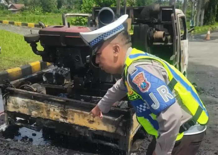 Pikap Bermuatan Mesin Diesel Terbakar di Tol Jomo Jombang, Sopir dan Penumpang Selamat