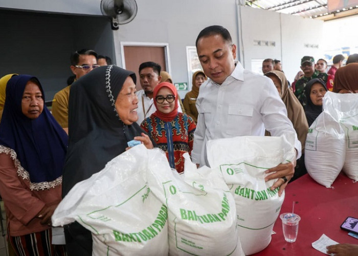 Karang Taruna Bantu Salurkan Beras Bapanas, Wali Kota Eri: Iki Loh Anak Mudanya Surabaya