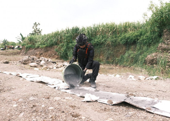 Polres Kediri Musnahkan 235 Petasan dan 17 Kg Bahan Peledak Ilegal
