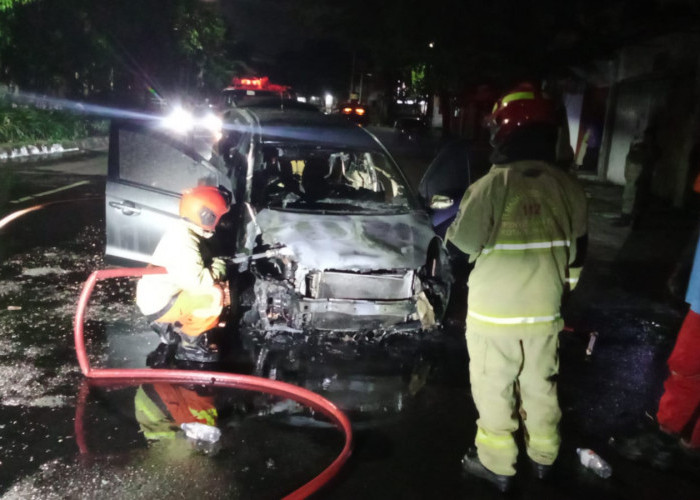 Mobil Honda Mobilio Terbakar di Jalan Gembong, Lima Orang Sekeluarga Berhasil Selamat.