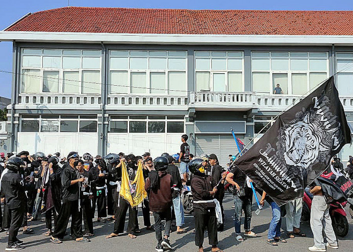 Ribuan massa pesilat Persaudaraan Setia Hati Terate (PSHT) mendatangi Polrestabes Surabaya, untuk menggelar aksi damai dan mendesak polisi untuk menangkap debt collector yang membacok 2 petugas valet parkir tempat hiburan malam Ambyar, Jumat, 31 Juli 2026. (Foto: Wendy Setiawan)
