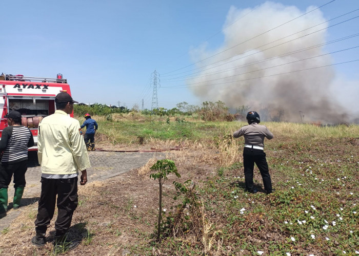 Polisi Sigap Cegah Kebakaran Lahan Kosong di Bangah Gedangan agar Tidak Meluas