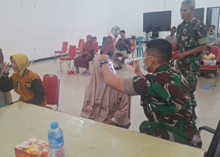 Bakti TNI AD Bantu Warga Sumenep Deteksi Katarak Sejak Dini