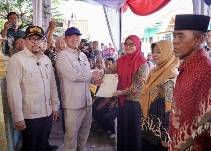 Menteri Nusron Serahkan 546 Sertipikat Konsolidasi Tanah di Jateng, Permukiman Warga Tertata dan Terjamin