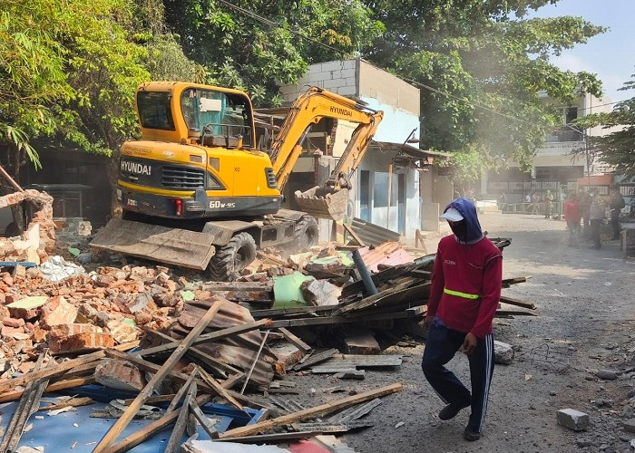 Tujuh Bangunan Liar di Sempadan Sungai Kelurahan Tanjungsari Ditertibkan