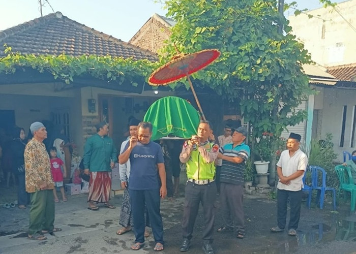 Bhabinkamtibmas Polsek Krian Takziah dan Antar Jenazah Warga hingga Pemakaman