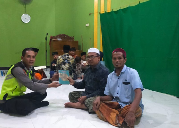 Patroli Sambang Masjid, Polsek Padangan Serahkan Al Quran Sebagai Sarana Kontak