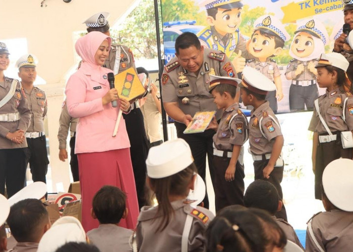 Kapolresta Tuban Ajak Siswa TK Kemala Bhayangkari 68 Belajar Tertib Berlalu Lintas