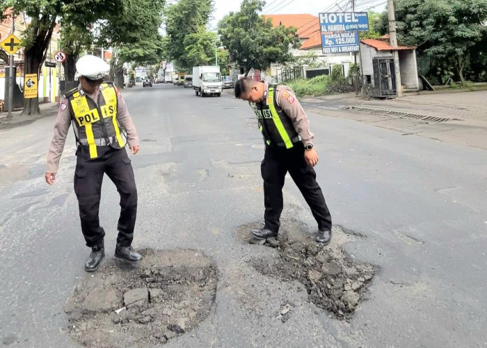 Sering Picu Kemacetan, Satlantas Polres Pasuruan Gerak Cepat Tambal Jalan Darurat