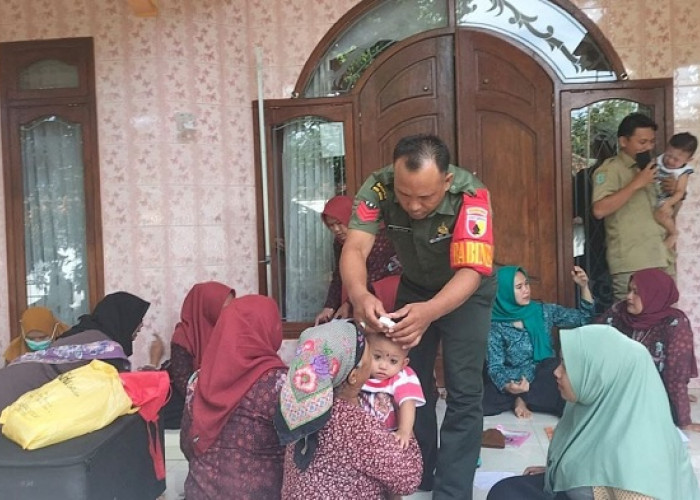 Babinsa Ranuyoso Dampingi Pelayanan Kesehatan Balita di Posyandu Lumajang