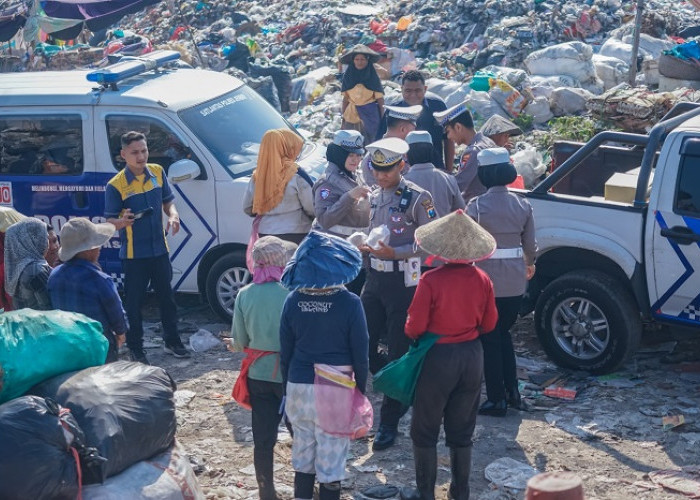 Satlantas Polres Jember Tebar Bantuan Sosial di TPA Kertosari dan Panti Attafakur