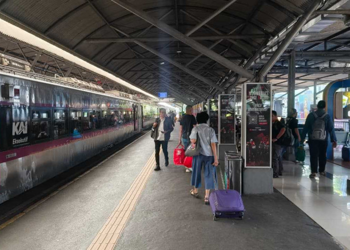 Nonton Piala Dunia Sambil Menunggu Kereta, KAI Daop 8 Surabaya Sulap Stasiun Jadi Arena Nobar 