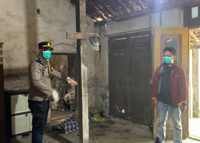 Tiga Hari Tak Terlihat, Lansia di Pakisrejo Rejotangan Ditemukan Meninggal di Ruang Tamu