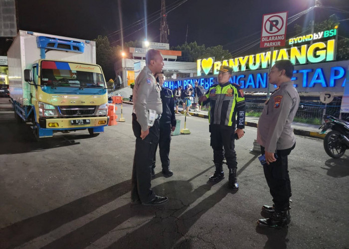 Polresta Banyuwangi Terjunkan Personel, Atasi Kepadatan Kendaraan di Pelabuhan Ketapang