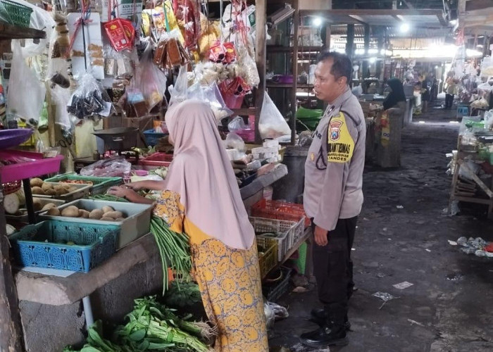 Pastikan Stabilitas Pangan dan Keamanan, Polsek Tandes Masuk Pasar Sosialisasi Call Center 110