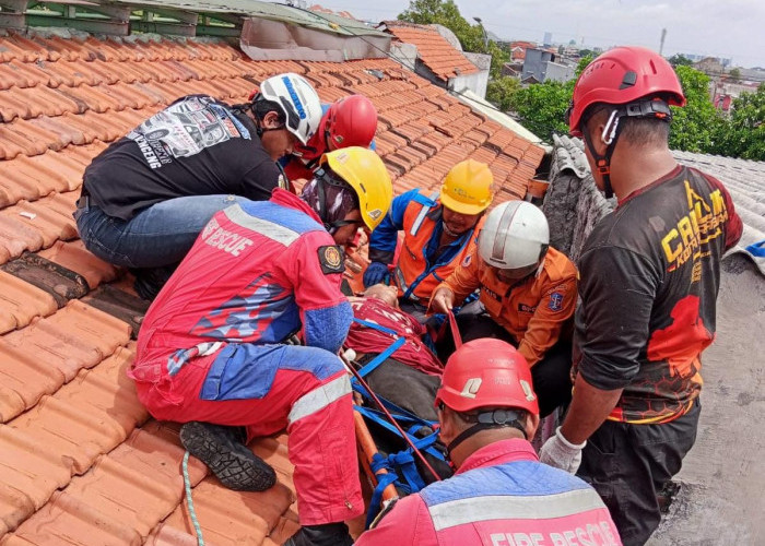 Cerita Anggota DPKP Surabaya Evakuasi Tukang Tersengat Listrik