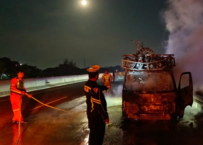 Pikap Muat Sepeda Listrik Terbakar di Tol Gempas