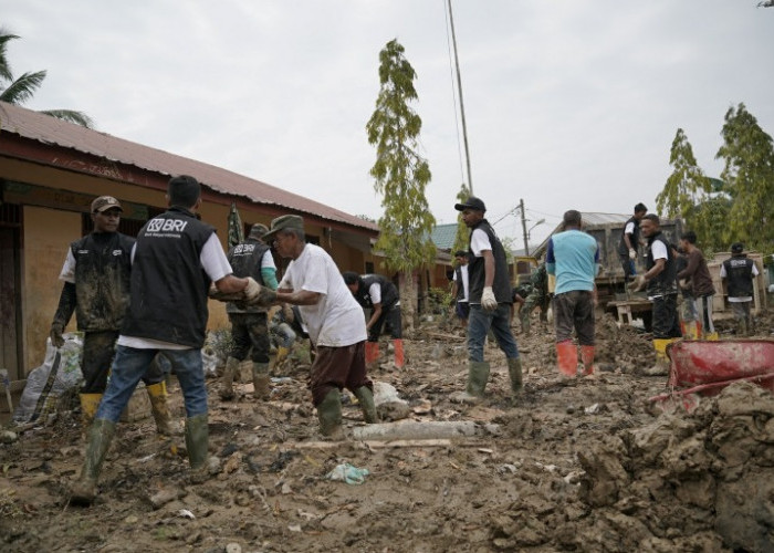 Dukung Pemulihan Pascabencana, Relawan BRI Peduli Bersih-bersih Sekolah di Aceh Tamiang