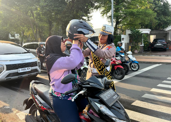 Peringatan Hari Kartini, Satlantas Polrestabes Surabaya Berbagi Helm dan Coklat di Jalan