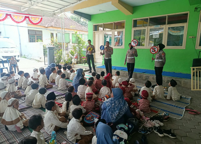 Kenalkan Rambu Lalu Lintas Sejak Dini, Satlantas Polres Jember Sambangi TK Abu Bakar