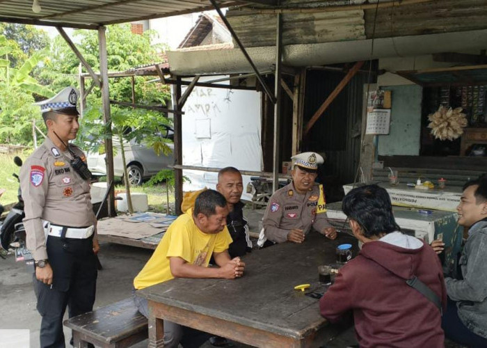Patroli Dialogis Polsek Lakarsantri Edukasi Tertib Lalu Lintas kepada Warga Surabaya