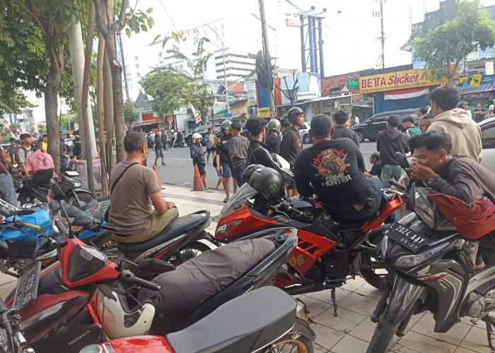 Tawuran Pecah di Depan JW Marriot, Jalan Embong Malang Sempat Ditutup