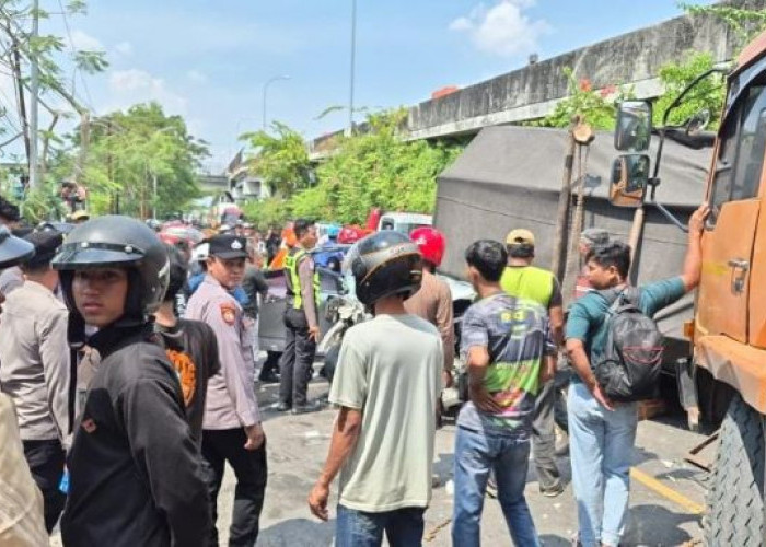 Kecelakaan di Bojonegoro, Tim SAR Evakuasi Penumpang Minibus Terjepit