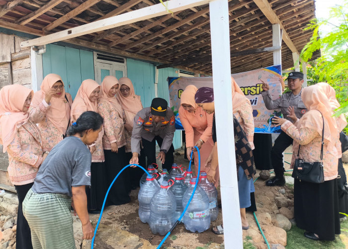 Polisi Ngawi Bersama DWP Salurkan 30.000 Liter Air Bersih untuk Warga Pitu Terdampak Kemarau