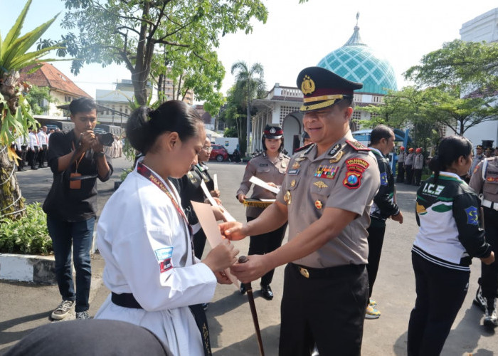 Surabaya Raih Juara Umum 2 Kejurda INKANAS Jatim 2026, Kapolrestabes Beri Penghargaan Khusus Atlet Karate