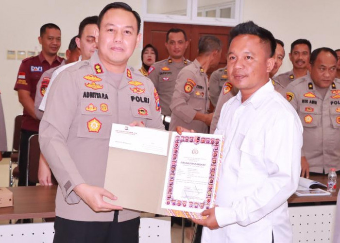 Kapolres Gresik Beri Penghargaan Anggota, TNI, dan Masyarakat
