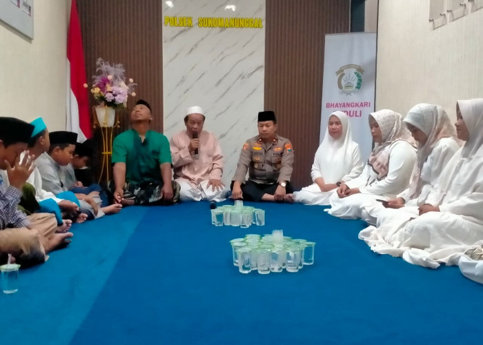 Pererat Silaturahmi, Polsek Sukomanunggal Gelar Binrohtal dan Santuni Anak Yatim Panti Asuhan Al Amin