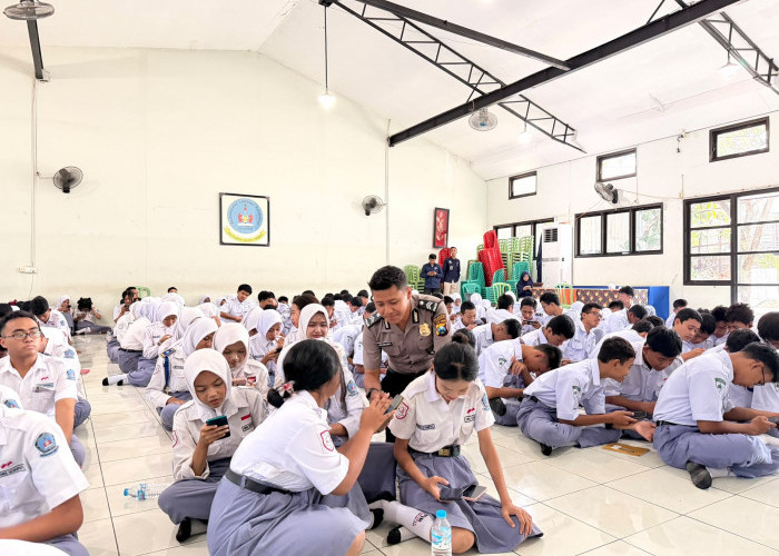 Tingkatkan Literasi Digital, Polresta Sidoarjo Edukasi Pelajar SMK Senopati tentang Bijak Medsos dan AI