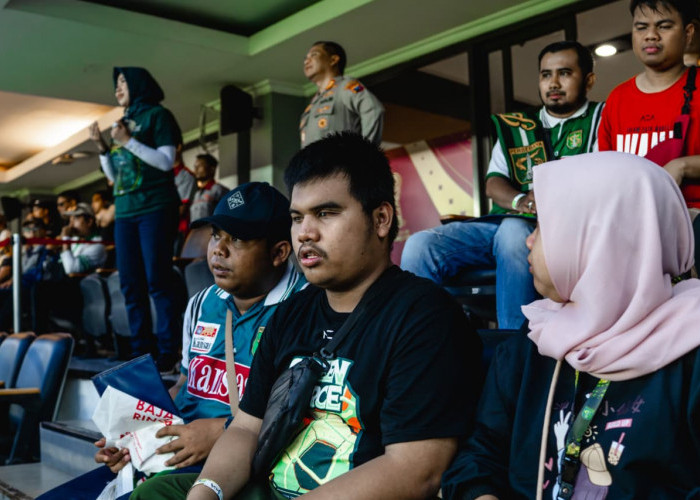 Tiga Bonek Tunanetra Datang Mendukung Persebaya di GBT