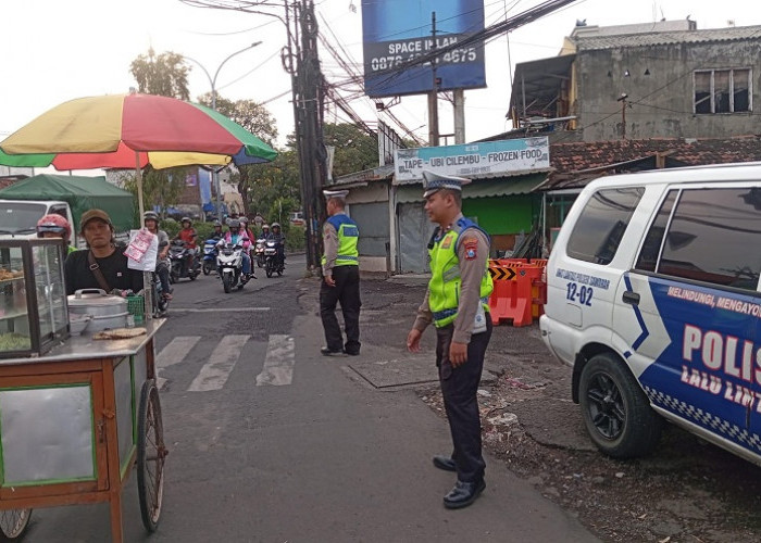 Jaga Kelancaran Arus Balik Kerja, Unit Patroli Polsek Sawahan Siaga di Simpang Kupang-Girilaya 
