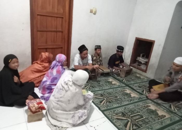 Personel Satlantas Situbondo Mengajar Ngaji Anak-Anak