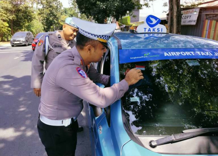 Meriahkan HUT RI ke-80, Polsek Wonocolo Bagikan Bendera Merah Putih kepada Pengendara