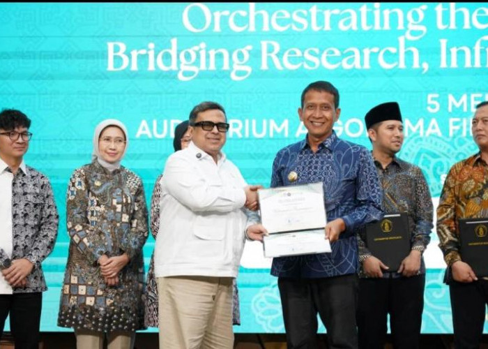 Bupati Bojonegoro Terima Penghargaan Halal Metric UB atas Dukungan Ekosistem Halal