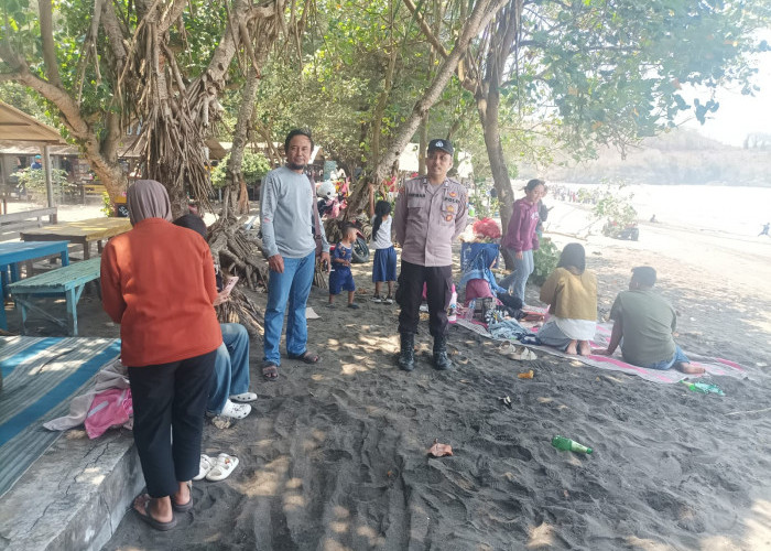 Patroli Pantai Serang, Polsek Panggungrejo Beri Rasa Aman  Wisatawan