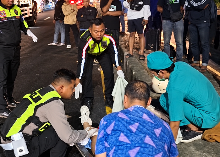 Potong Jalur untuk Putar Balik, Pemotor Patah Kaki Dihantam Tronton di Lamongan