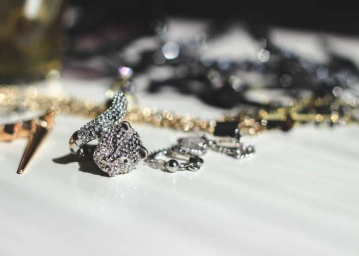 Emas atau Perak? Ini Cara Menentukan Perhiasan yang Paling Cocok untuk Skintone-mu