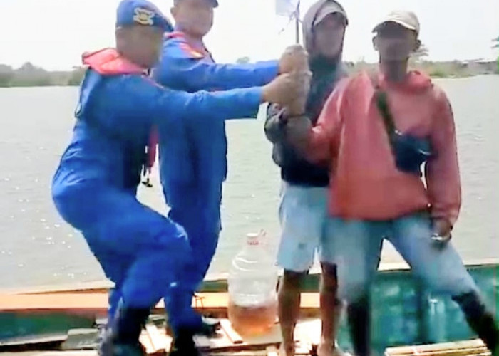 Satpolairud Polresta Sidoarjo Patroli Keamanan dan Bagikan Bendera Merah Putih